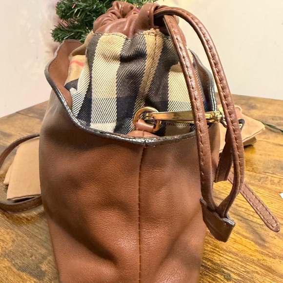 Burberry bucket crossbody bag - Picture 9 of 16